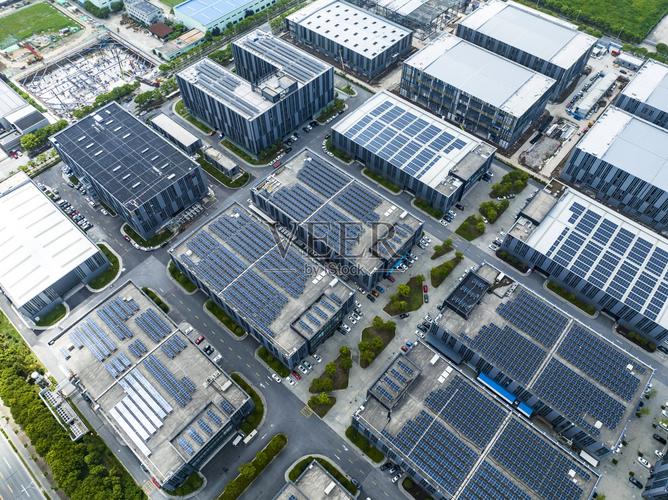屋頂上的藍色能源革命 工廠太陽能光伏系統的鳥瞰與啟示
